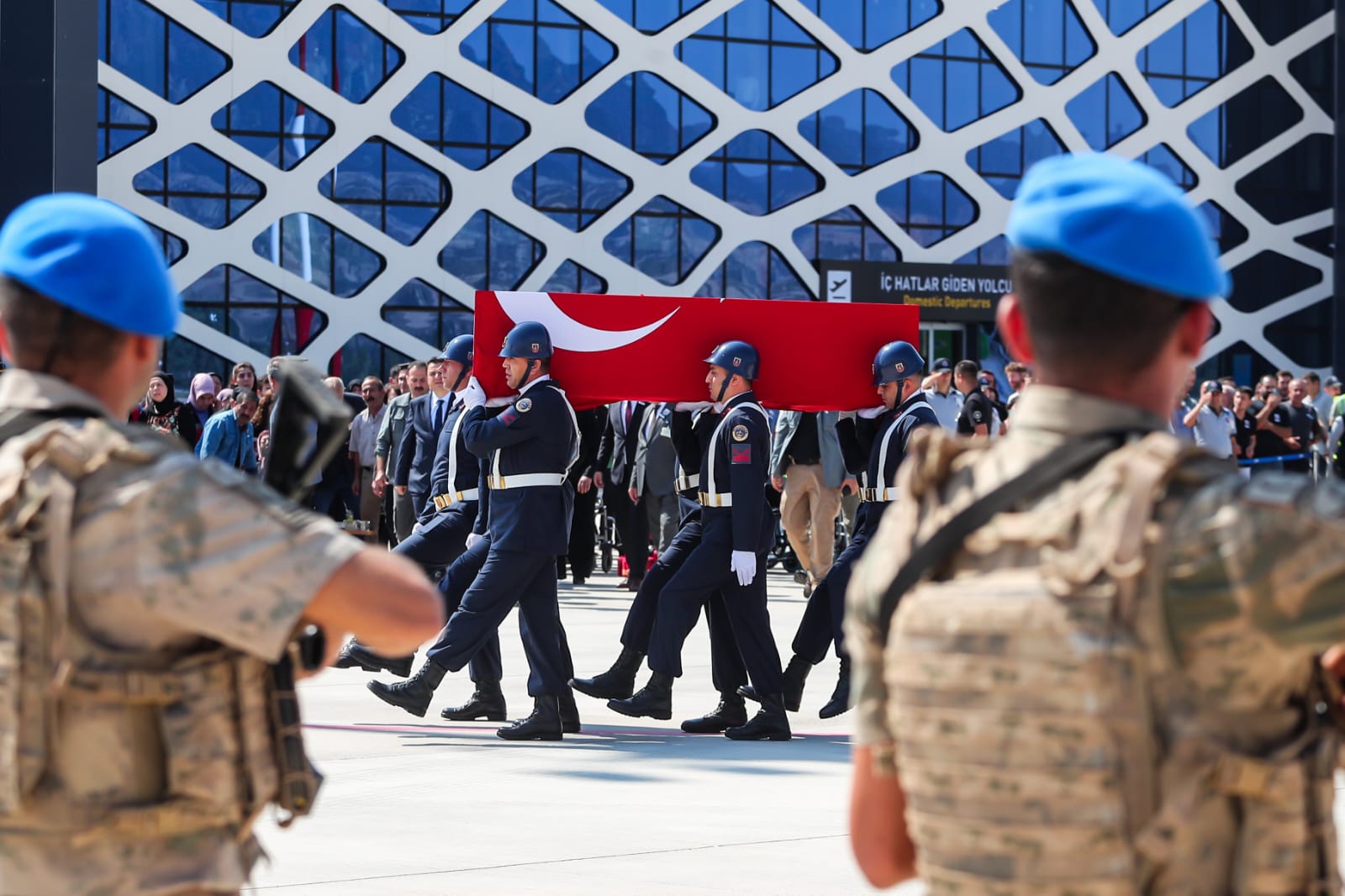 tuncelideki operasyon sirasinda sehit olan jandarma uzman onbasi dogan kizilates tokatta son yolculuguna ugurlandi.jpg