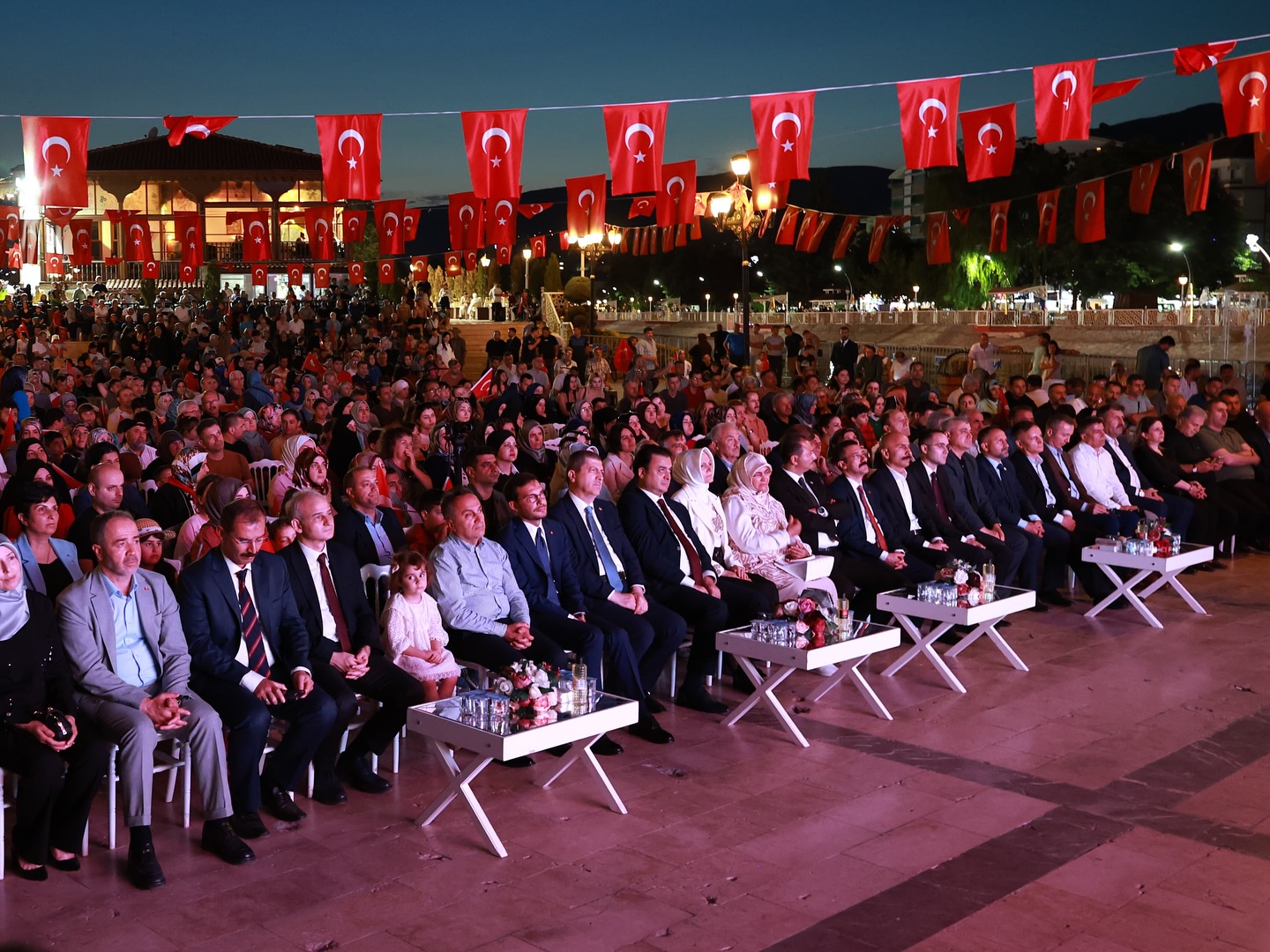 15 TEMMUZ RUHU MEYDANLARA SIĞMADI