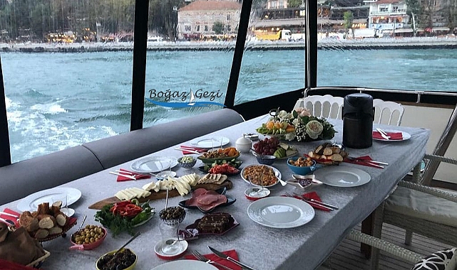 İstanbul’da Kahvaltılı Boğaz Turu Yapan Gemi Hangisi? Nereden Kalkıyor, Neler Sunuyor?