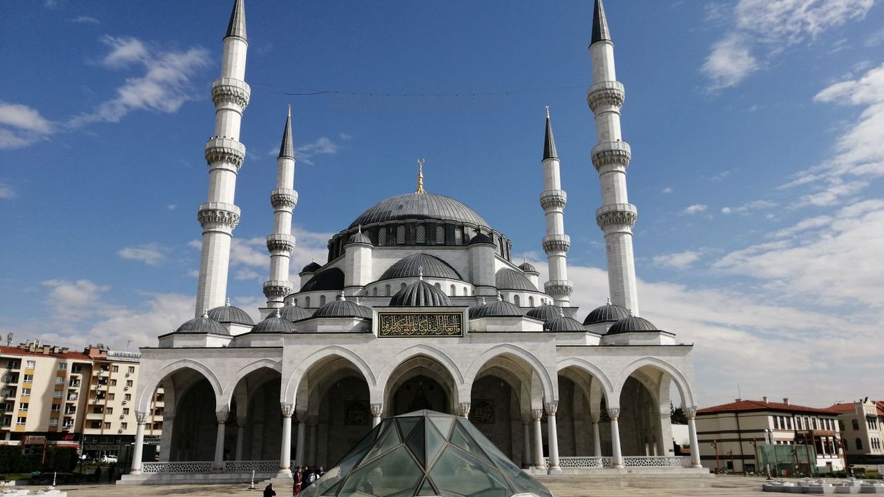 8 Ağustos Cuma namazı saat kaçta kılınacak? İstanbul, Ankara ve İzmir vakitleri açıklandı