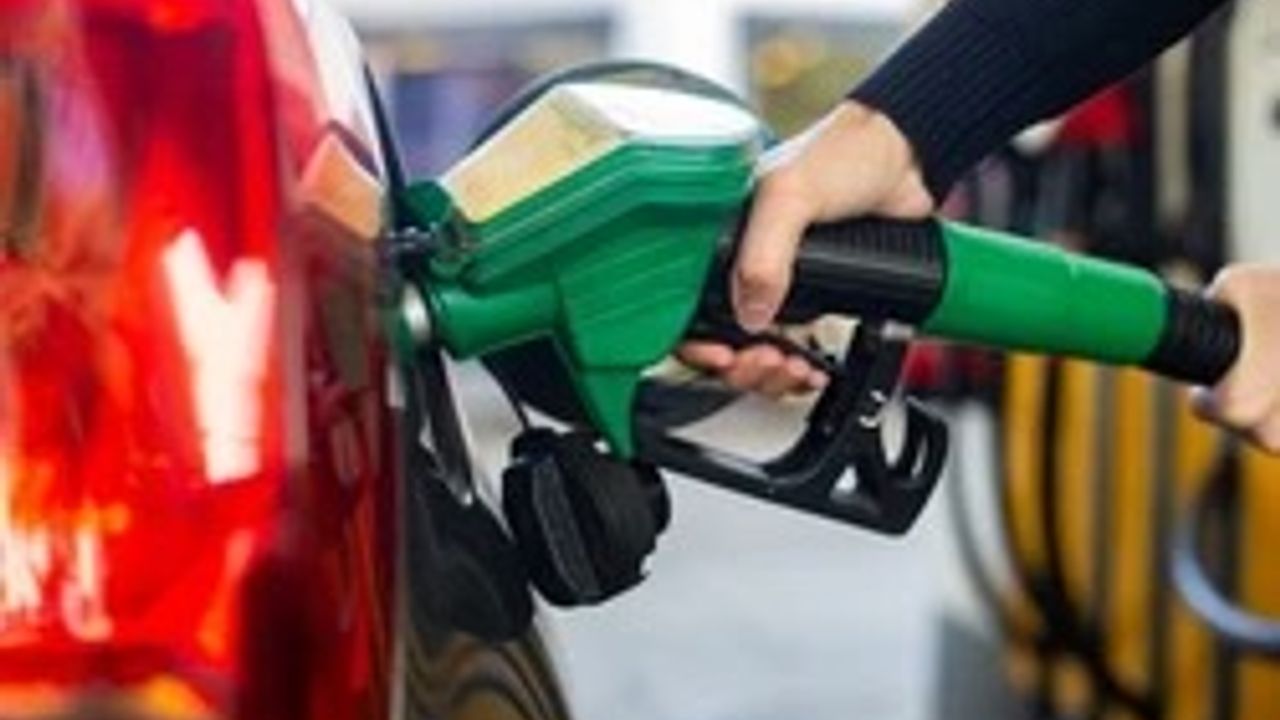 Brent yükseldi, döviz hareketlendi ama 3 Ağustos’ta akaryakıt fiyatları değişmedi: Zam bekleyenler pompada şaşkın kaldı